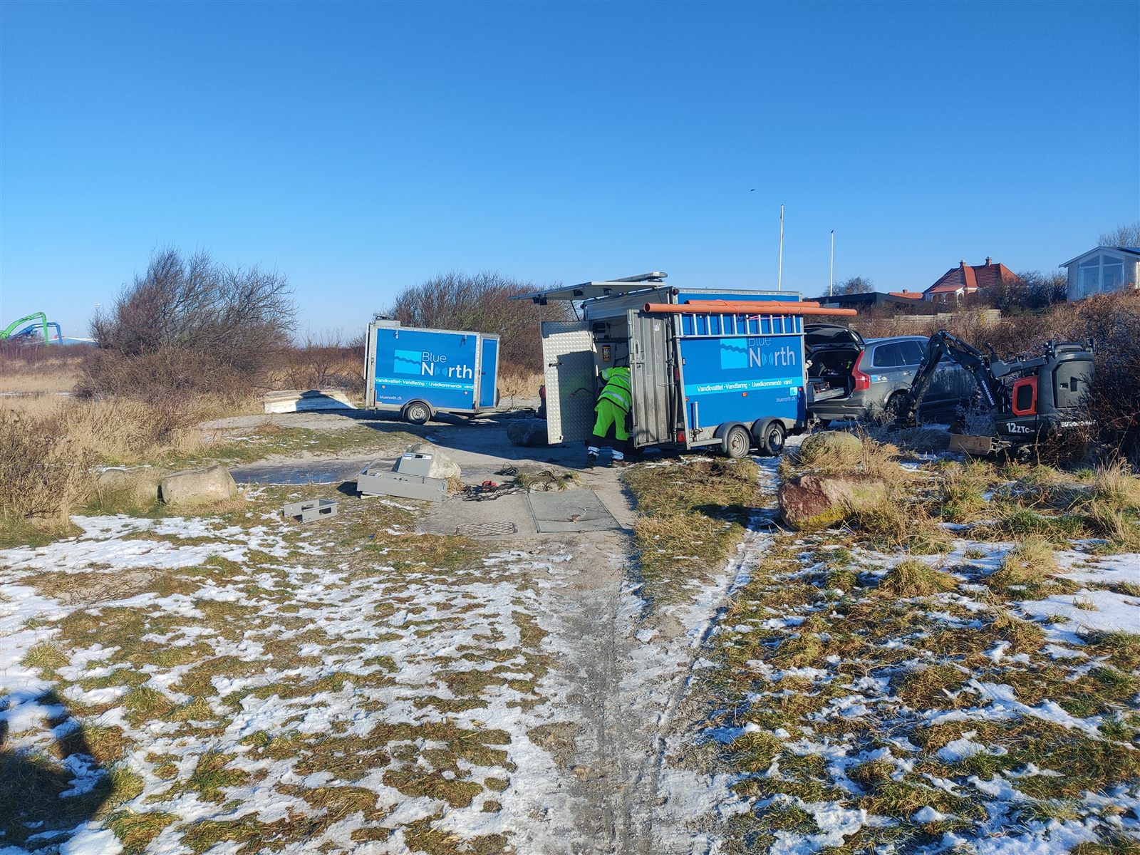 Opstillingen ved bygværket. Brønden ligger midt i billedet, og udstyret står i traileren.