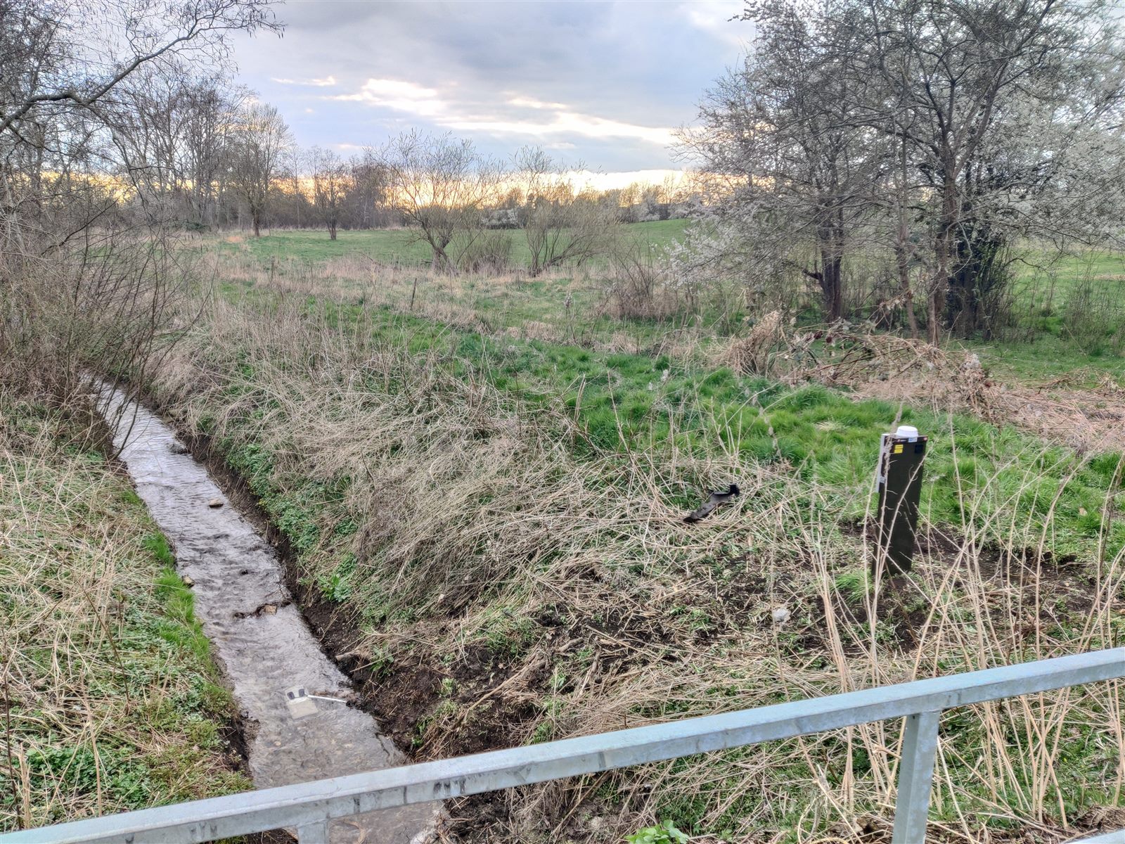 Målepunktet ved grøften. Udstyrsskabet står oppe på brinken, uden for vandet.