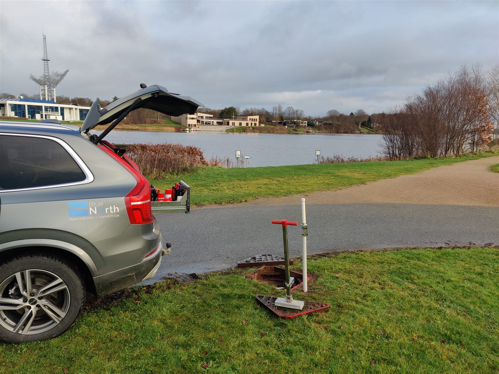 Brønden åbnet ved bassinet, hvor målingen sidder.