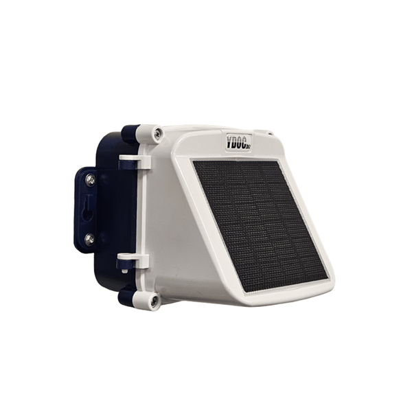 YDOC-logger med solpanel på vægbeslag.